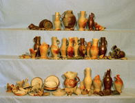 840179 Afbeelding van een verzameling kannen en schotels afkomstig uit het Duitse Huis (Geertebolwerk 1), bij het ...
